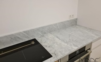 Geschliffene Oberflächen der Marmor Arbeitsplatten und Rückwände Bianco Carrara C
