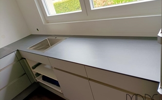 Küche in Bonn mit Neolith Arbeitsplatten Basalt Black