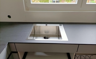 Spüle in der Neolith Arbeitsplatte Basalt Black