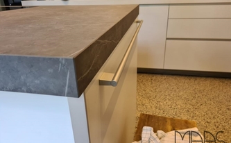 Porcelanosa Arbeitsplatte Liem Grey mit Gehrungsschürzen