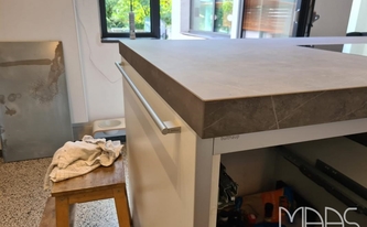 Porcelanosa Arbeitsplatte mit Gehrungsschürzen Liem Grey auf der Kücheninsel montiert