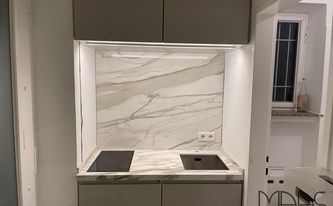 Porcelanosa Arbeitsplatte Calacatta Gold mit Ceranfeld und Spüle