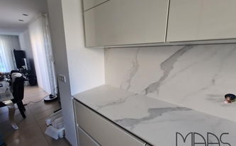 Porcelanosa Arbeitsplatten und Rückwände Aria White in Bonn montiert