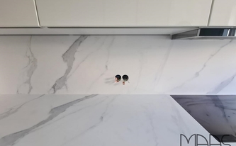 Porcelanosa Rückwände Aria White mit Steckdosenbohrungen