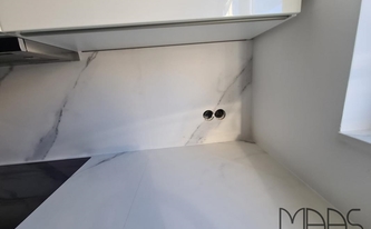 Marmoroptik der Porcelanosa Arbeitsplatten und Rückwände Aria White