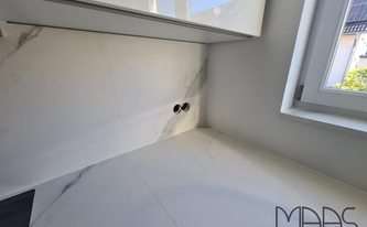 Porcelanosa Arbeitsplatten und Rückwände Aria White in Marmoroptik