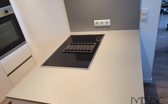 Kücheninsel mit Silestone Arbeitsplatte und Rückwand Kensho