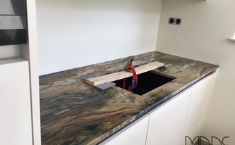 Küchenzeile in Bornheim mit Granit Arbeitsplatte Fusion