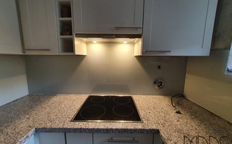 Küche mit Granit Arbeitsplatten Blanco Estrella und Glasrückwände 7035 Lichtgrau