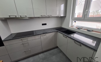 L-Küche in Bornheim mit Granit Arbeitsplatten Negro Tulipa