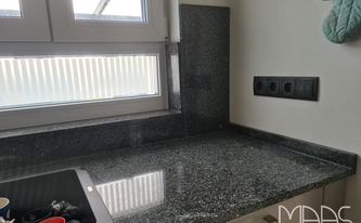 Granit Rückwände Negro Tulipa um das Fenster verklebt