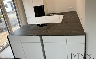 Küche in Bornheim mit Granit Arbeitsplatten und Seitenwangen Porto Branco Scuro