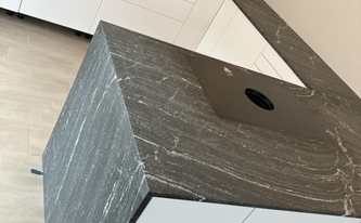Montage der Granit Arbeitsplatten und Seitenwangen Porto Branco Scuro in Bornheim montiert