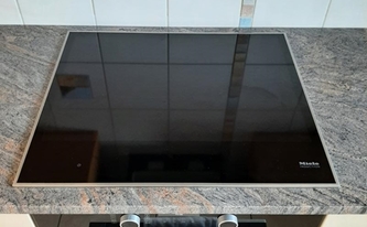 Ceranfeld in der Granit Arbeitsplatte Paradiso Chiaro