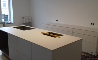 Zwei Dekton Arbeitsplatten aus dem Material Zenith