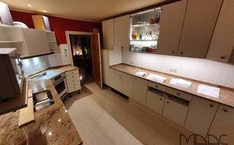 Küche in Bremen mit Granit Arbeitsplatten und Wischleisten Ivory Brown / Shivakashi