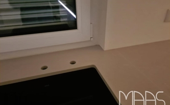 Bohrungen in der Silestone Arbeitsplatte Desert Silver