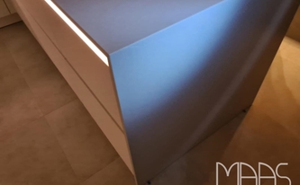Auf Gehrung verklebte Silestone Arbeitsplatte und Seitenwange Desert Silver