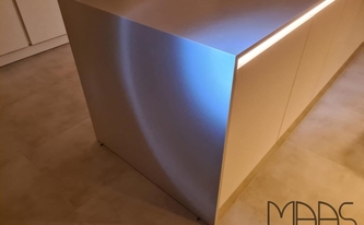 Silestone Arbeitsplatte und Seitenwange Desert Silver auf Gehrung verklebt