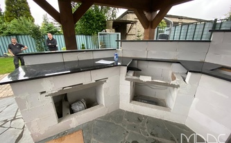 Außenküche in Brüggen mit Granit Arbeitsplatten und Abdeckplatten Suede / Coffee Brown