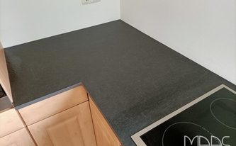 Marazzi Arbeitsplatten Granit Black mit geflammt und gebürsteten Oberflächen