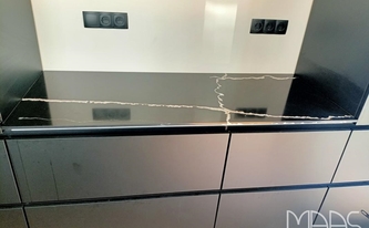 Montage der Silestone Arbeitsplatte Eternal Noir