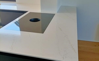 Silestone Arbeitsplatte Ethereal Glow mit Kochfeld