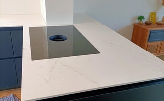 Halbinsel mit Silestone Arbeitsplatte Ethereal Glow
