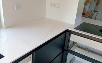 Ausklinkungen in der Silestone Arbeitsplatte Ethereal Glow