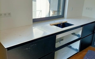 Schwarz-weiß Kombination mit Silestone Arbeitsplatten Ethereal Glow