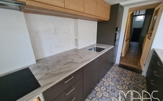 Küche in Brüssel mit Granit Arbeitsplatten Dakar