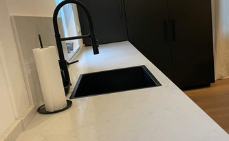 Kombination schwarz-weiß in der Küche:  Quarz Arbeitsplatten und Rückwand Bianco Venato
