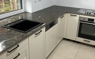 Granit Arbeitsplatten und Fensterbank Brown Silk in Burgthann montiert