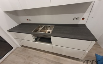 Küchenzeile mit Dekton Arbeitsplatte Bromo