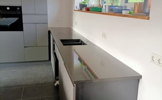 Küchenzeile mit zwei Granit Arbeitsplatten Alexander Black