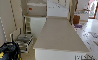 Montage der Caesarstone Arbeitsplatte 5220 Dreamy Marfil 