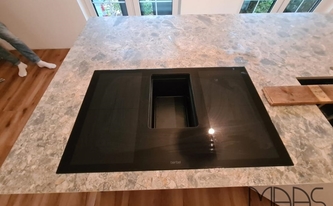 Kochfeld in der Dekton Arbeitsplatte GK07 Ceppo