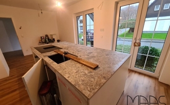 Dekton Arbeitsplatte GK07 Ceppo auf der Kücheninsel montiert
