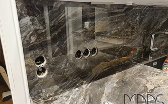 Porcelanosa Rückwände Orobico Dark mit Steckdosenbohrungen