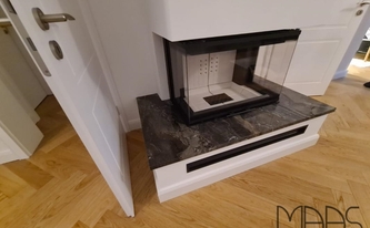 Kamin im Wohnzimmer mit Porcelanosa Abdeckplatten Orobico Dark