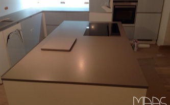 Kücheninsel mit einer Silestone Gris Expo Arbeitsplatte