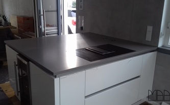 Montage in Dreicich der Caesarstone Arbeitsplatten 4030 Oyster