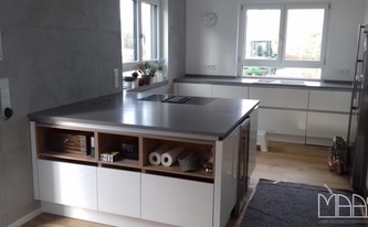 Moderne Küche in Dreieich mit Caesarstone Arbeitsplatten 4030 Oyster