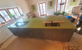 Kücheninsel mit Caesarstone Arbeitsplatte 2710 Apple Martini