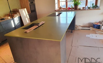 Küche in Dresden mit Caesarstone Arbeitsplatte 2710 Apple Martini