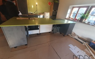 Grüne Arbeitsplatte aus dem Material 2710 Apple Martini von Caesarstone