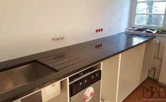 Küchenzeile mit einer Granit Arbeitsplatte aus Alexander Black