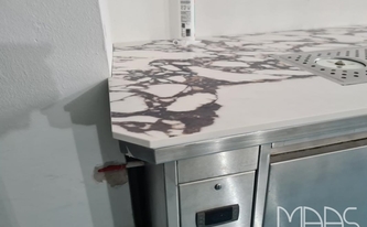 Schrägschnitt der Ecke in der Porcelanosa Arbeitsplatte Viola Rosse