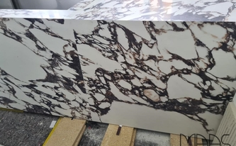 Marmoroptik der Porcelanosa Arbeitsplatten und Seitenwangen Viola Rosse
