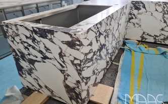 Porcelanosa Arbeitsplatte Viola Rosse mit Ausschnitt für die Kühlvitrine